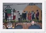 Festakt  018 * In einer von Fickeltünnes-Vorstandsmitglied Dr. Friedrich Schulte-Kramer konzipierten Darstellung wurde die Stadtrechtsverleihung szenisch nachgestellt. Dabei spielten mit (von links): Hubertus Sauer als des Erzbischofs Kämmerer Konrad zu Wied, Dirk Potthoff als Friedrich von Saarwerden, Wolfram Wagner schlüpfte in die Rolle des Allendorfer Bürgermeisters Gert Kaukenberg, Dirk Fink in die des Richters Johann Seymer vom Freigericht zu Allendorf, Friedhelm Schulte-König stellte den um seine Pfründe bangenden Stockumer Pastor Joste Potteken dar, Franz-Karl Schulte den Bürgermeister von Hagen, Gobel Ledermann und Gregor Schütz den um seinen Wildbestand fürchtenden Henneke von Wrede vom Haus Amecke. * 2896 x 1944 * (1.88MB)